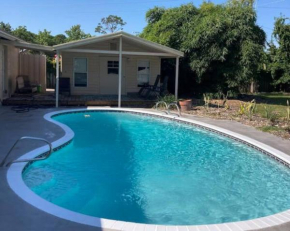 BEST LOCATION - SLEEPS 20, POOL,Close to beaches, entertainment, conveniences
